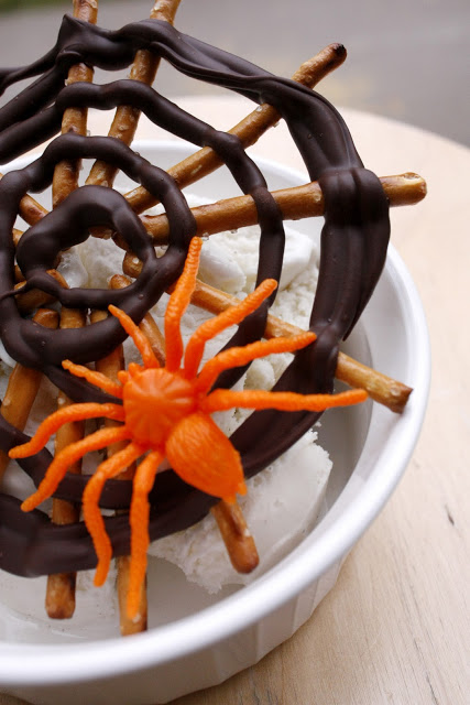 Spider web pretzels (5)