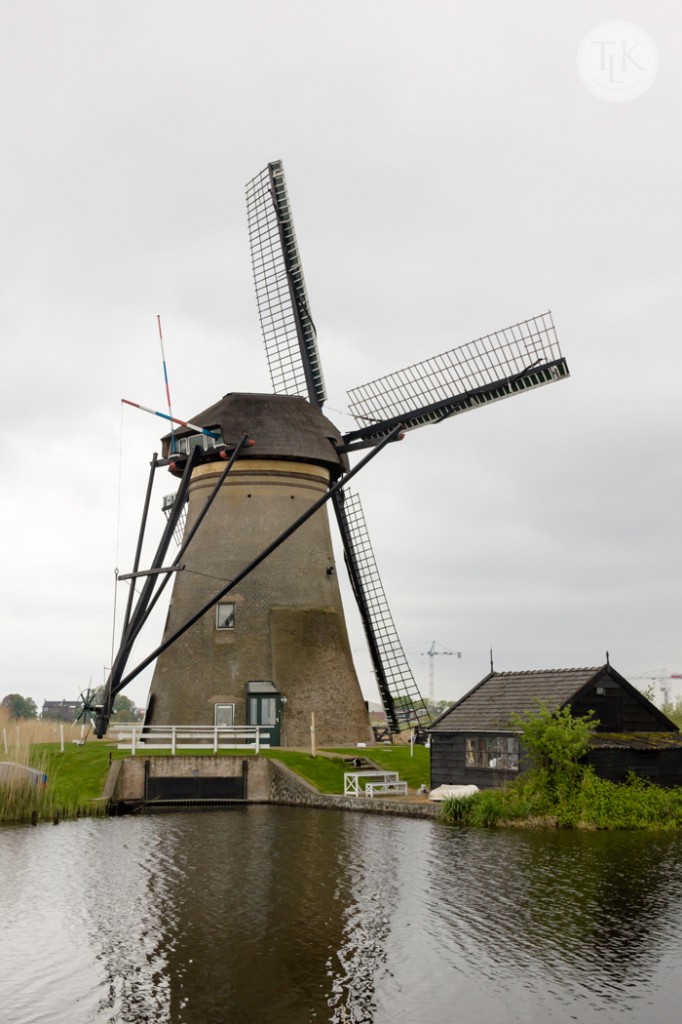 Barn-and-Windmill-Kinderdijk