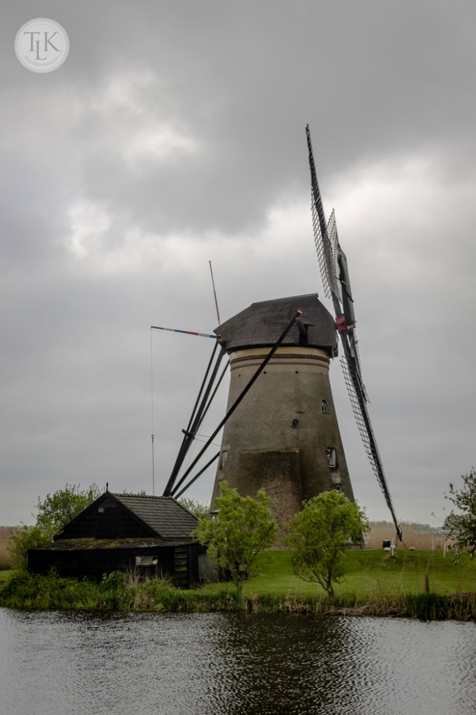 Kinderdijk-Windmill-and-Barn