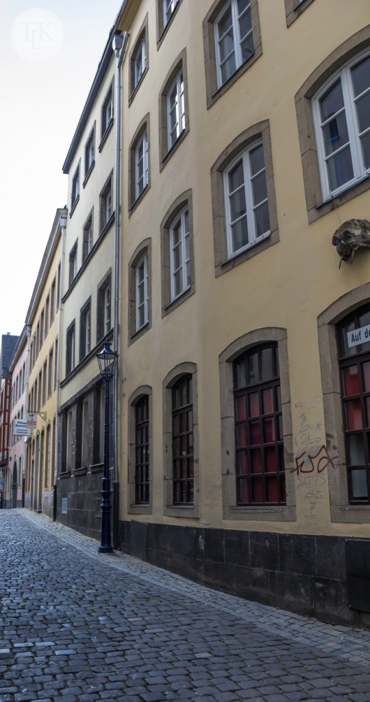 Narrow-Alley-in-Cologne