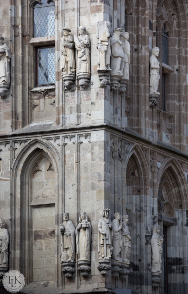 Stone-Figures-on-Rathaus-Cologne-Germany