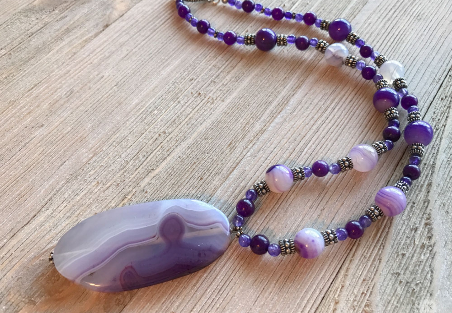 3547n Purple Banded Agate Pendant Necklace