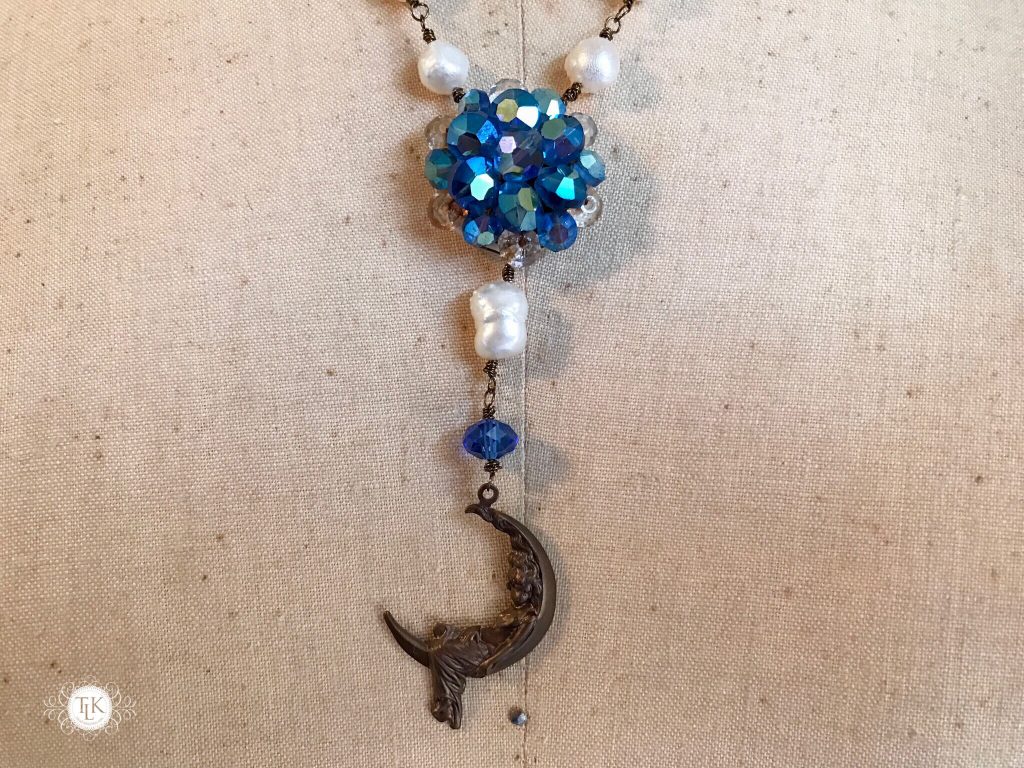 THREE LITTLE KITTENS | 3725n Blue Moon Necklace