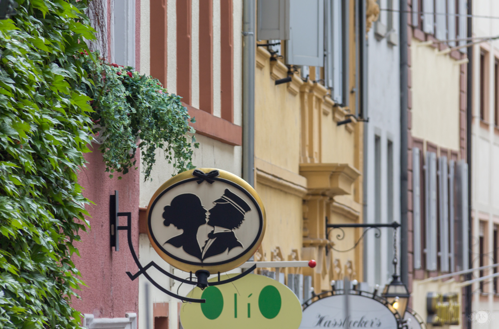 THREE LITTLE KITTENS BLOG | Students Kiss Sign | Heidelberg, Germany