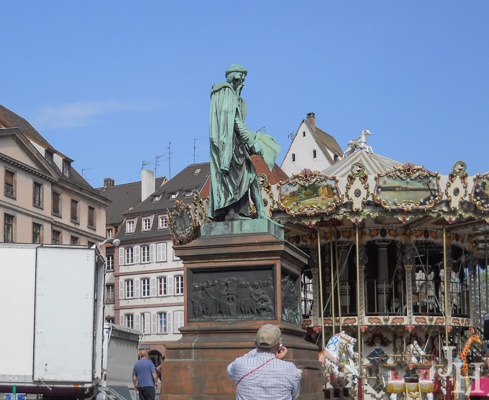 THREE LITTLE KITTENS BLOG | Place Gutenberg Merry Go Round